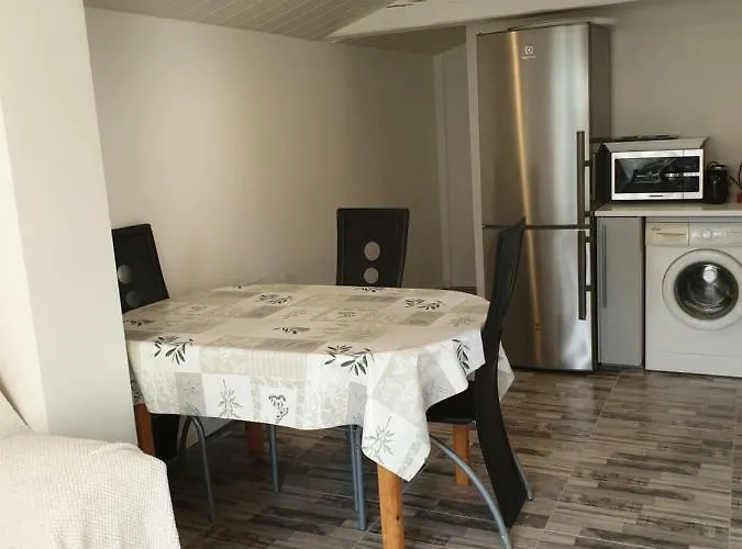 Hébergement de vacances Pousse Le Portail Et Pose Toi Sur La *