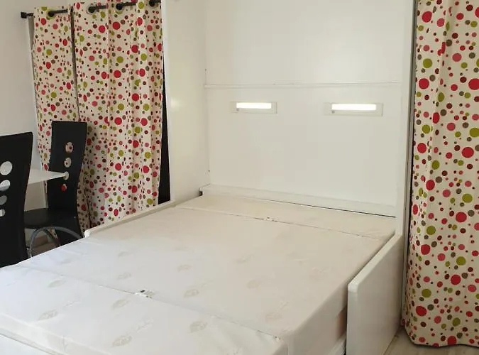 Hébergement de vacances Pousse Le Portail Et Pose Toi Sur La *